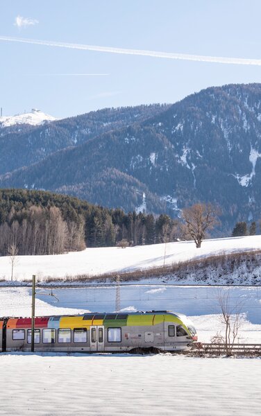 Der Skizug verkehrt zwischen dem Skigebiet Kronplatz und Drei Zinnen. Man sieht den Skizug, im Hintergrund den Kronplatz. | © Skirama Kronplatz