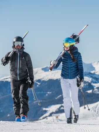 Zwei Skifahrer kommen vom MMM Corones mit ihren Skiern auf den Schultern. | © Harald Wisthaler