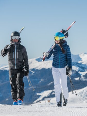 Zwei Skifahrer kommen vom MMM Corones mit ihren Skiern auf den Schultern. | © Harald Wisthaler