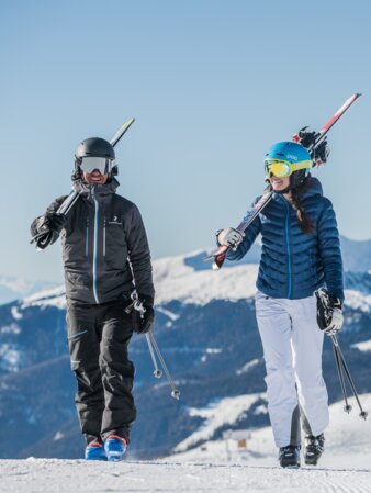 Zwei Skifahrer kommen vom MMM Corones mit ihren Skiern auf den Schultern. | © Harald Wisthaler