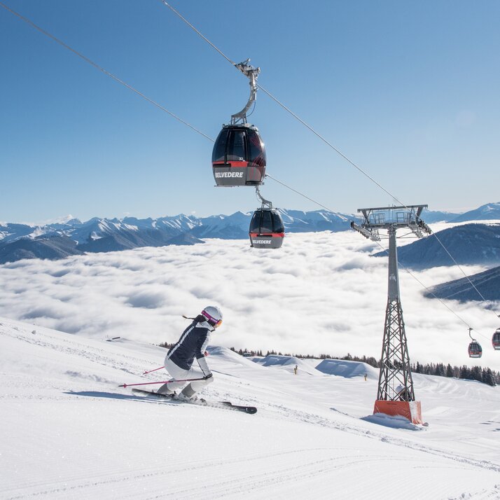 Zwei Skifahrer beim Skifahren bei strahlendem Sonnenschein. | © Harald Wisthaler