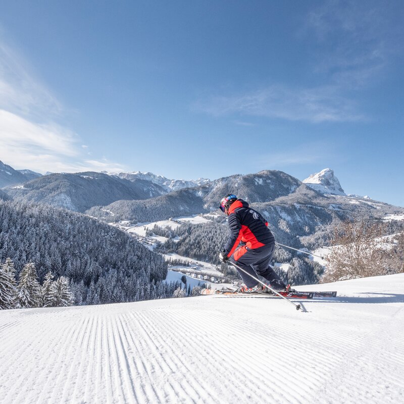 Skifahrer auf der verschneiten Piculin Piste. | © Skirama Kronplatz