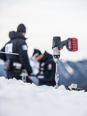 Ein Bohrer auf der Rennstrecke für das Setzen der Tore. | © Harald Wisthaler