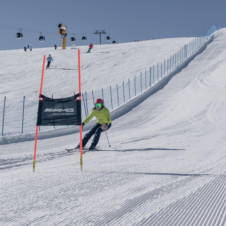 Eine Frau zeigt beim Riesenslalom ihre Künste. | © Skirama Kronplatz