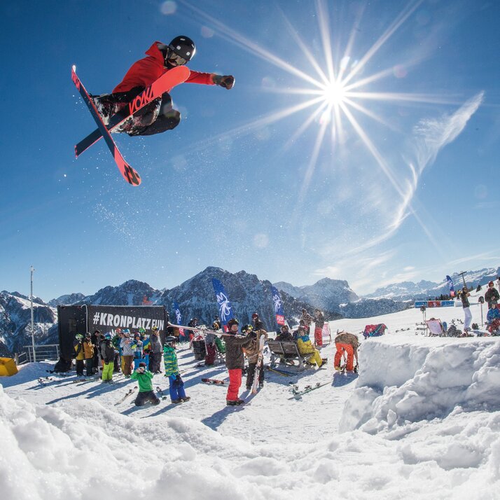 Ein Skifahrer im Snowpark bei Sonnenschein. | © Harald Wisthaler