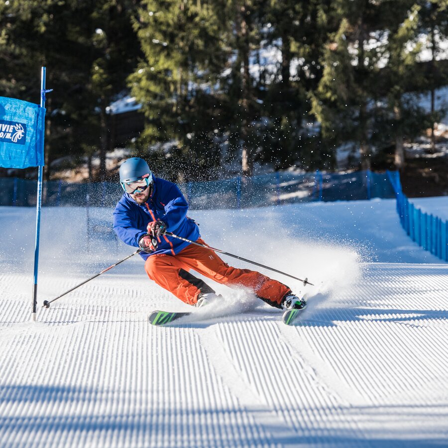 Ein Skifahrer fährt an einem Renntor vorbei. | © Harald Wisthaler