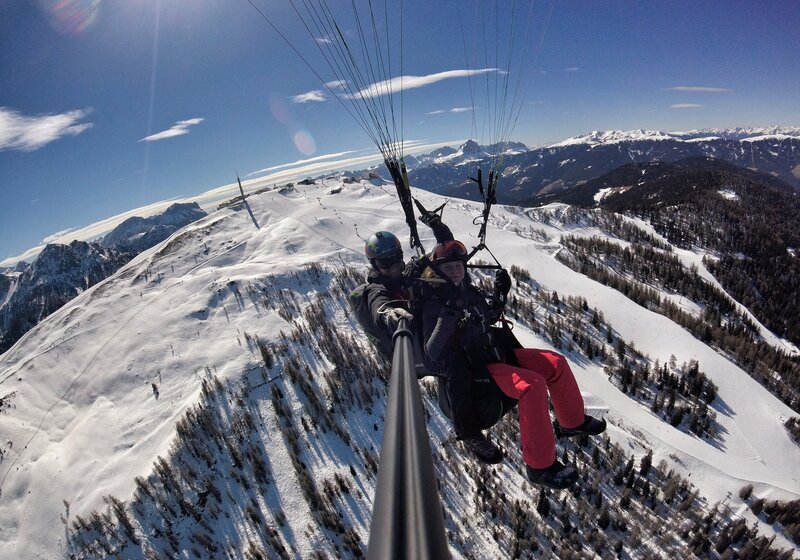Paragleiter über dem Talkessel von Bruneck im Winter. | © Kronfly Tandem