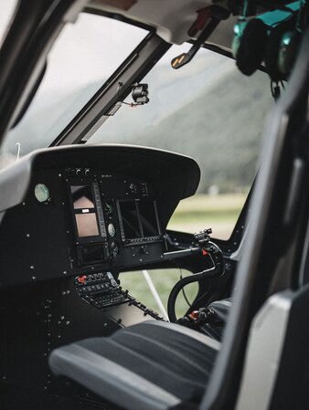 Das Cockpit eines Helikopters. | © Kottersteger