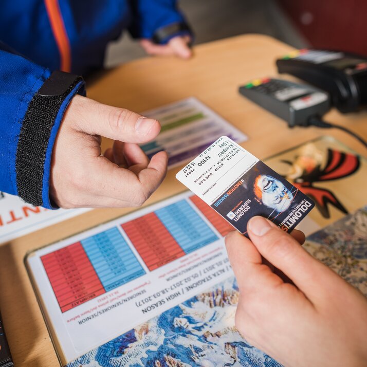 Ein Skipass wird in einer Verkaufsstelle gekauft. | © Harald Wisthaler