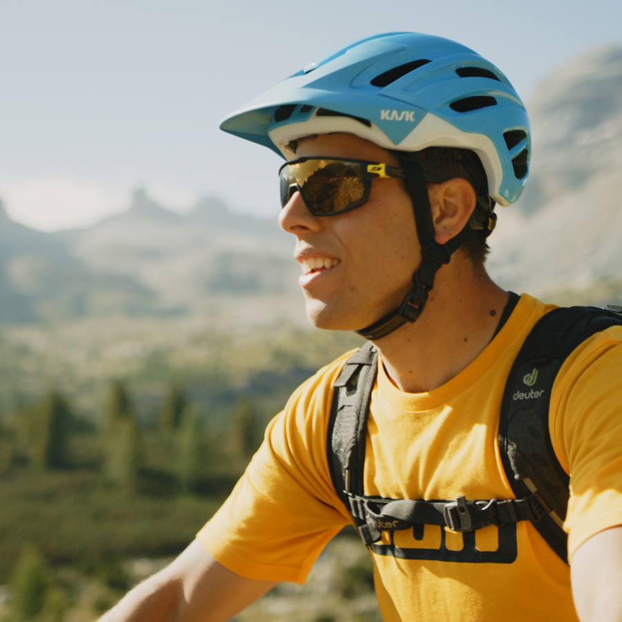 Uomo in bicicletta osserva le montagne | © TV Olang