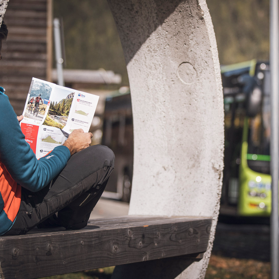 Uomo osserva una mappa dei tour in mountain bike | © Manuel Kottersteger - TV Olang